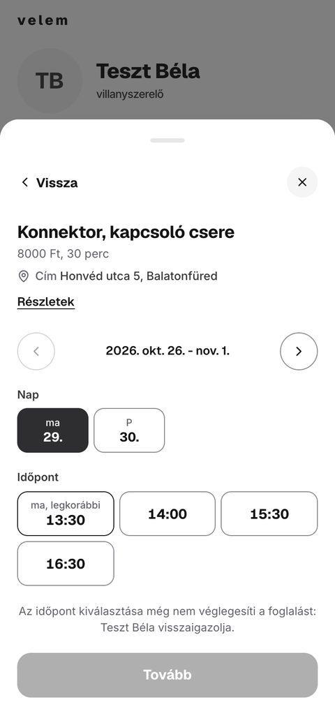 Az ügyfél kiválasztja a napot és az időpontot a foglalási oldalon.